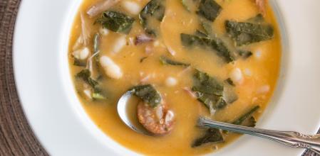 El caldo gallego es un plato tradicional compuesto de hortalizas, legumbres y carne de cerdo