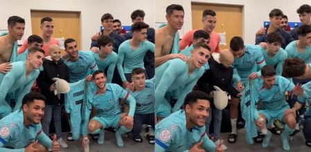 María posando con los jugadores del Barça tras su victoria contra Unionistas de Salamanca