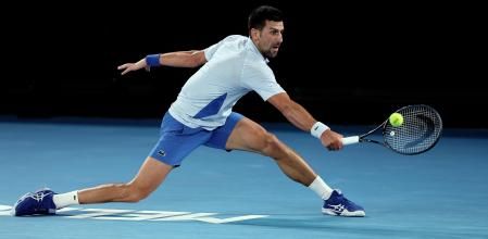 Novak Djokovic en su partido de individuales de la cuarta ronda contra Adrian Mannarino de Francia durante el Open de Australia 2024 que se celebra en Melbourne