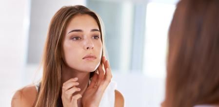 La piel puede desarrollar irritación, rojeces o granos al comenzar a usar retinol.