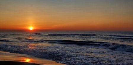 Avión sobrevolando el pilar solar en la playa de Gavà.