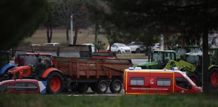 Equipos de socorro, este martes, en Pamiers, en el departamento de Ariège, en el sur de Francia, tras el mortal atropello de una agricultora