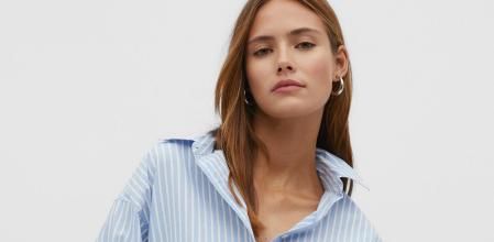 Una modelo con una camisa de popelín de la nueva colección de Stradivarius