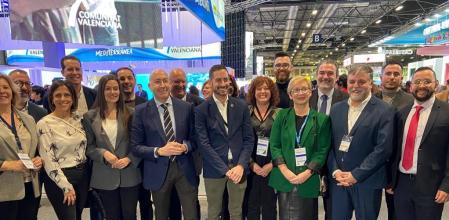 En el centro, Alejandro Soler y Carlos Fernández Bielsa ayer en Fitur