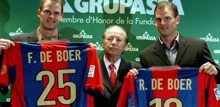 BARCELONA-DE BOER:B-110,- EL F.C.BARCELONA HA PRESENTADO HOY A LOS FUTBOLISTAS FRANK DE BOER (IZ), Y RONALD DE BOER (D), ACONPAÑADO DEL PRESIDENTE DEL CLUB BLAUGRANA, JOSEP LLUIS NUÑEZ, COMO JUGADORES DEL BARCELONA PARA LAS PROXIMAS TEMPORADAS. EFE/ ALBERT OLIVE