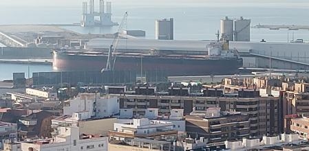 En la imagen aérea se aprecia al fondo la zona donde se prevé la instalación de depósitos de combustible, en primer término las viviendas más próximas al puerto, donde el proyecto genera un gran rechazo.
