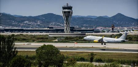 foto XAVIER CERVERA 09/06/2021 (un avion d vueling aterriza en la pista lado mar del aeropuerto con la torre d control al centro) la ampliación de la pista (lado mar) del aeropuerto de El Prat BCN hacia el noreste -para convertirse Barcelona en un 'hub' internacional- choca con un espacio natural protegido y mas concretamente con la laguna de la ricarda, q quedaria practicamente desaparecida. En 2019 se llegó al record d pasajeros con 52,6 millones, y con la ampliación se llegaria -tras la crisis por la pandemia covid- a 70 millones ...es un plan d AENA q choca con las leyes medioambientales actuales, sobretodo con las directrices de la UE