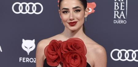 Lola Lolita con un atrevido diseño negro con escote floral en tres dimensiones