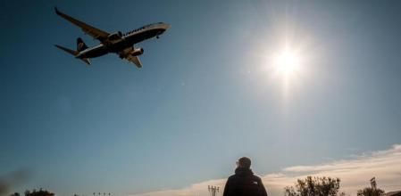 Apertura Dinero sobre cómo se están forrando las aerolíneas con la subida de precios de los billetes de avión. En la imagen, que aparezca un avión de Ryanair