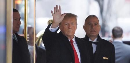 El ex presidente estadounidense Donald Trump (C) abandona la Torre Trump para asistir al caso de difamación de E. Jean Carroll contra él en Nueva York, Nueva York, EE. UU., 26 de enero de 2024