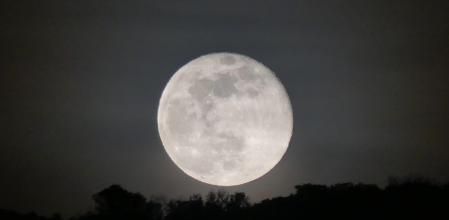 La salida de la luna llena del lobo sobre la Serralada de Marina en Sant Fost de Campsentelles.
