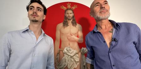 SEVILLA, 28/01/2024.-La imagen de un muy joven cristo resucitado cubierto levemente de cintura para abajo será la que anuncie la Semana Santa de Sevilla de 2024, una imagen al más puro estilo del pintor sevillano Salustiano García (d), que, con su hijo Horacio (i) como modelo, se ha hecho viral en redes sociales.- EFE/ David Arjona