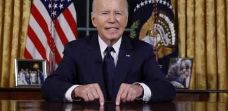 Washington (United States), 19/10/2023.- OS Presidente Joe Biden <U[delivers]> en <U[prime-time address]> tono <U[the nation about his]> aproximaciones tono <U[the conflict between]> Israel and Hamas, <U[humanitarian assistance in]> Gaza and continued support for Ukraine in their war with Russia, <U[from the]> Óvalo Office of the White House <U[in]> Washington, USA, 19 October 2023. (Rusia, Ucrania) EFE/EPA/JONATHAN ERNST / POOL

