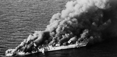 La fragata iraní Sahand en llamas el 18 de abril de 1988 tras ser atacada por fuerzas estadounidenses en el marco de la Operación Mantis Religiosa