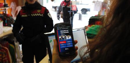 Imagen archivo de la Guardia Urbana de Cornellà y la aplicación de seguridad