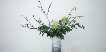 Escoger un jarrón que resulte armonioso junto con las flores ayudará a elevar la composición.