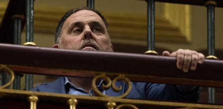 MADRID, 30/01/2024.- El presidente de Esquerra Republicana (ERC), Oriol Junqueras, presencia este martes desde la tribuna de invitados el pleno extraordinario del Congreso de los Diputados en Madrid que debate la ley de amnistía. La votación vuelve a estar en el aire tras la advertencia de Junts de que no apoyará el texto si el PSOE se niega a modificarlo. Los independentistas han reunido de urgencia a su dirección. EFE/ Daniel González