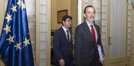 El presidente del Parlament balear,, Gabriel Le Senne (d), de Vox. EFE/ Cati Cladera