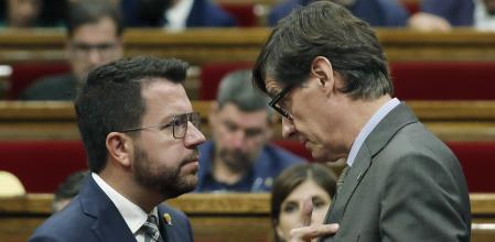 GRAFCAT4706. BARCELONA, 04/10/2023.- El líder del PSC, Salvador Illa (d), conversa con el presidente de la Generalitat, Pere Aragonès (i), durante la sesión de control al Govern que se celebra en el Parlament, mientras que prosiguen las negociaciones en Madrid sobre la investidura del candidato del PSOE, Pedro Sánchez. EFE/Andreu Dalmau