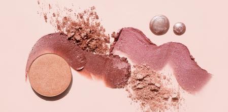 Bronceador, colorete e iluminador en crema.