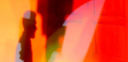 Juego de sombras, luces y colores en el claustro del monasterio de Pedralbes.