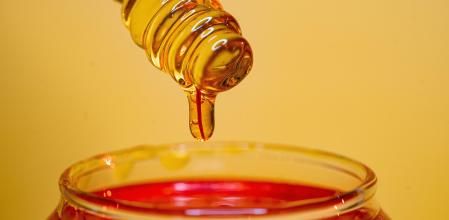 Aunque la miel se produce en estado líquido, conforme pasa el tiempo suele adquirir una textura más espesa.