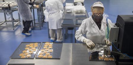 Trabajadores en una empresa de cosmética y belleza