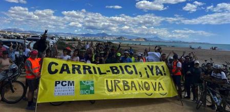 Imagen de una de las protestas realizadas para reclamar un carril-bici litoral en Alicante.