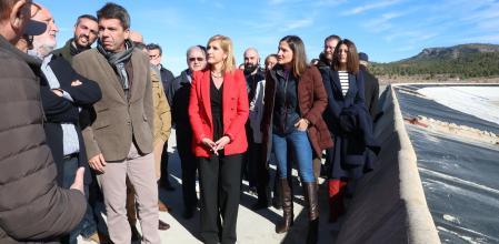 El presidente valenciano, Carlos Mazón, junto a la consellera de Medio Ambiente y Aigua, Salomé Pradas, durante una visita.