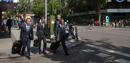 24/ 04 / 2017 Jordi Pujol Ferrusola , el primogénito del expresidente catalán, que comparece por tercera vez en la Audiencia Nacional para responder en esta ocasión a las revelaciones de los últimos informes de la UDEF que apuntan a que ocultó 30 millones de euros desde 2012, cuando se le comenzó a investigar, a su llegada acompañado de su abogado, Cristóbal Martell. En la foto Pujol y sus abogados delante de la sede del PP de la calle Genova