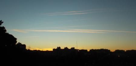 Estelas de condensación en el cielo de Madrid.