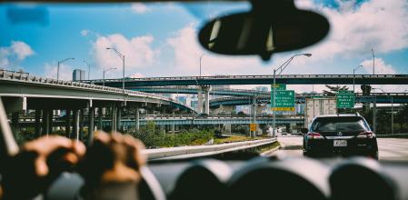 Adelantar por la derecha en la autovía conlleva una multa de 200 euros.