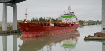 El primer barco con el que se transportó agua hasta el puerto de Barcelona en 2008 se denominaba en aquel entonces 'Sichuam Defender', un carguero para productos destinado a productos químicos