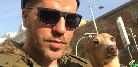 El humorista Ernesto Sevilla y su perro, un galgo italiano llamado Elvis