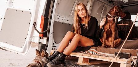 La cantante Paula Koops y sus perras, Utah y Trufa