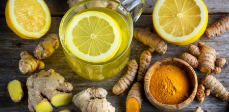 Té de limón, jengibre, cúrcuma