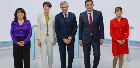 SANTIAGO DE COMPOSTELA, 05/02/2024.- Los candidatos a la presidencia de la Xunta, (i-d) por Podemos Isabel Faraldo, por el BNG Ana Pontón, por el PP Alfonso Rueda, por el PSdeG José Ramón Gómez Besteiro y por Sumar Marta Lois, antes del inicio del debate electoral organizado por la Compañía de Radio Televisión de Galicia (CRTVG), este lunes en Santiago de Compostela. EFE/Lavandeira
