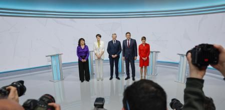 SANTIAGO DE COMPOSTELA, 05/02/2024.- Los candidatos a la presidencia de la Xunta, (i-d) por Podemos Isabel Faraldo, por el BNG Ana Pontón, por el PP Alfonso Rueda, por el PSdeG José Ramón Gómez Besteiro y por Sumar Marta Lois, antes del inicio del debate electoral organizado por la Compañía de Radio Televisión de Galicia (CRTVG), este lunes en Santiago de Compostela. EFE/Lavandeira