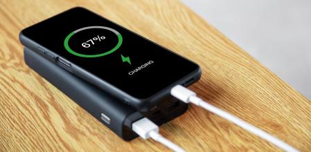 Un teléfono siendo cargado por una power bank.