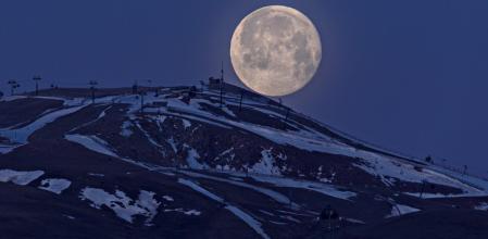 La luna se desliza por la Tosa d'Alp y el Niu de l'Àliga.