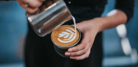 La espuma de leche eleva el café, aportando sabor y cremosidad.
