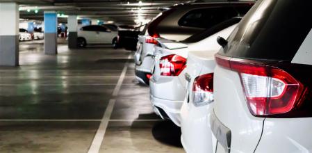 Coches en un parking