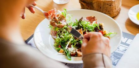 Los resultados de un reciente ensayo clínico revelan que el ayuno intermitente facilita mayores pérdidas de peso y grasa que la dieta baja en calorías convencional // <u[cc0]></u[cc0]>