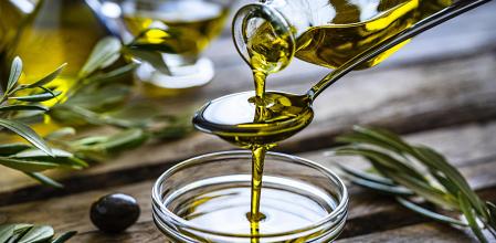 Un cuenco con aceite de oliva.