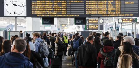 Colas de pasajeros en el acceso a las vías de la estación Joaquín Sorolla de València&nbsp;