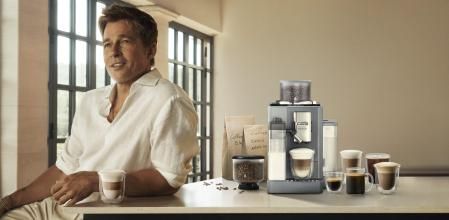 Brad Pitt junto a la cafetera Rivelia de De'Longhi, la nueva máquina superautomática con sistema Bean Switch y a una increíble experiencia de usuario