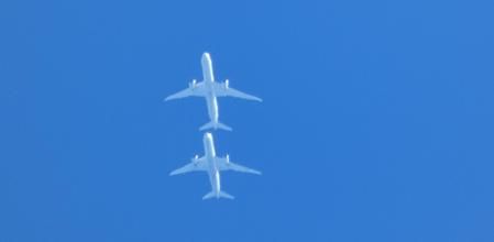 Dos aviones volando como si fueran uno detrás del otro.
