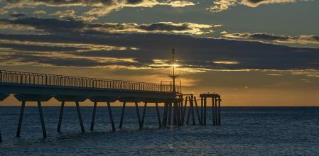 Amanecer con fuerte viento en el Pont del Petroli.