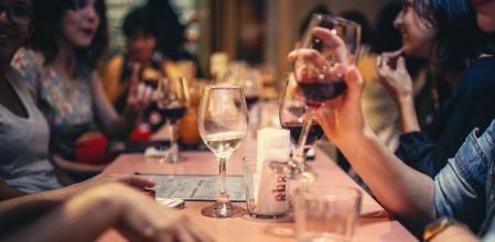 Unos clientes olvidadizos sorprenden al dueño de un bar pagando la cuenta 13 días después