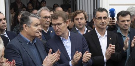 GRAFAND8779. BARBATE (CÁDIZ), 12/02/2024.- El presidente del PP, Alberto Núñez Feijóo (c), acompañado por el consejero de Presidencia del Gobierno andaluz, Antonio Sanz (i) y el alcalde de Barbate (Cádiz), Miguel Molina (d), se ha sumado este lunes al minuto de silencio que se ha guardado en Barbate (Cádiz) en repulsa por la muerte de dos agentes de la Guardia Civil el pasado viernes que fueron arrollados por una narcolancha en el puerto de la localidad. EFE/Román Ríos.